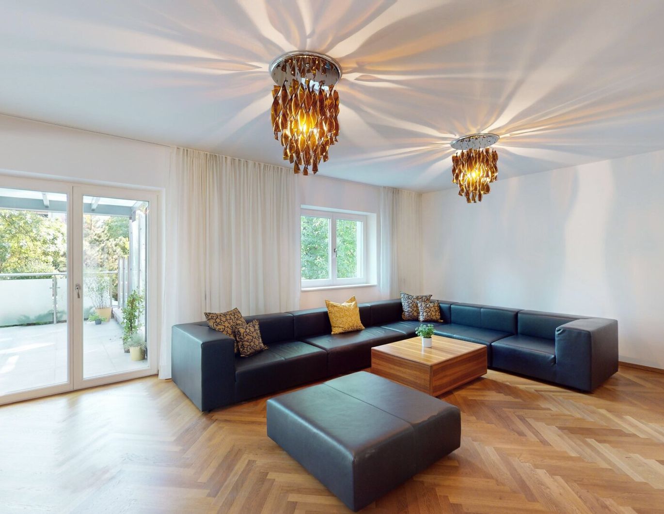 Großzügige Villa mit herrlichem Garten, Pool und Platz für Autos