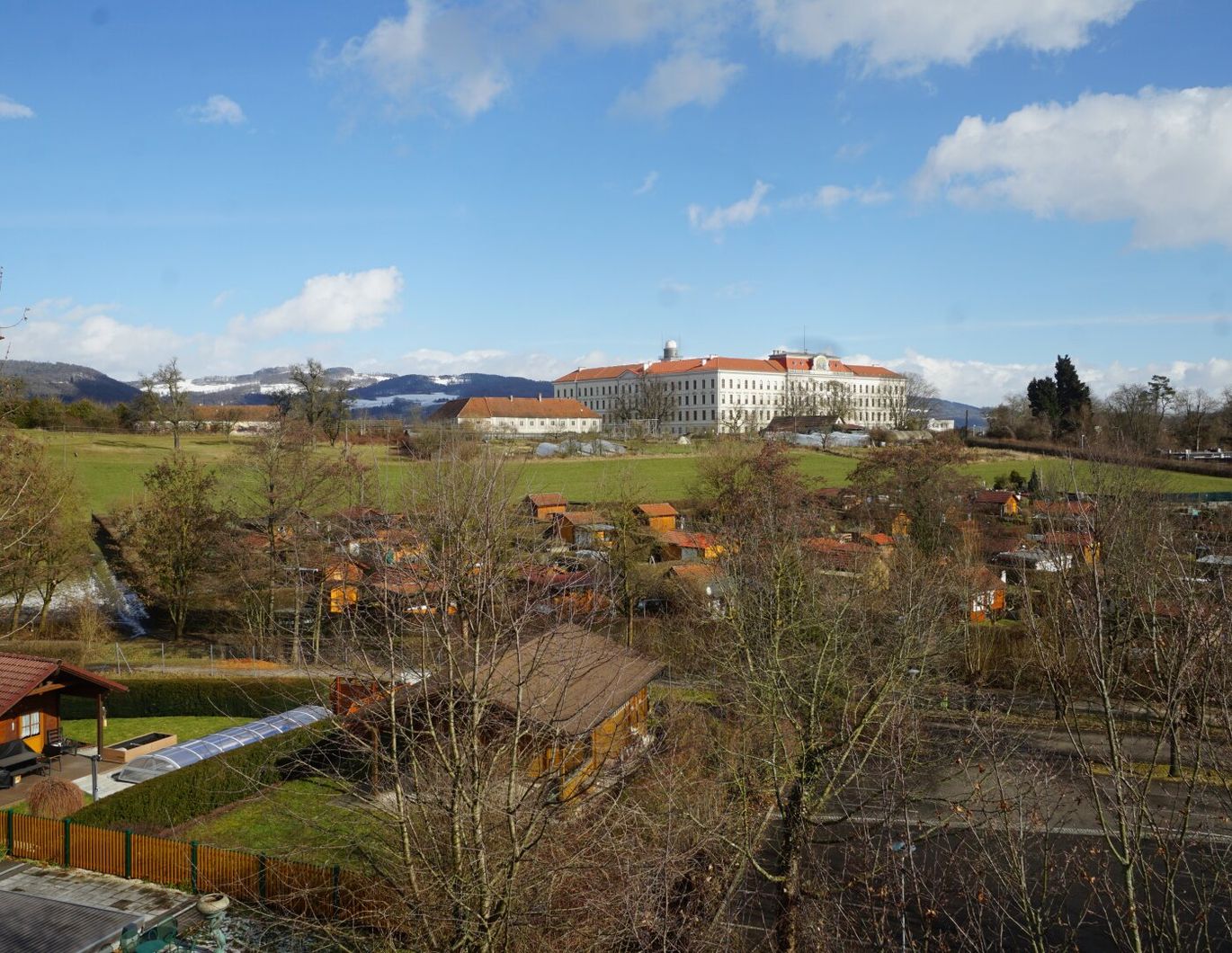 Seltene Gelegenheit: Modernisierte Terrassenwohnung am Riesenhof