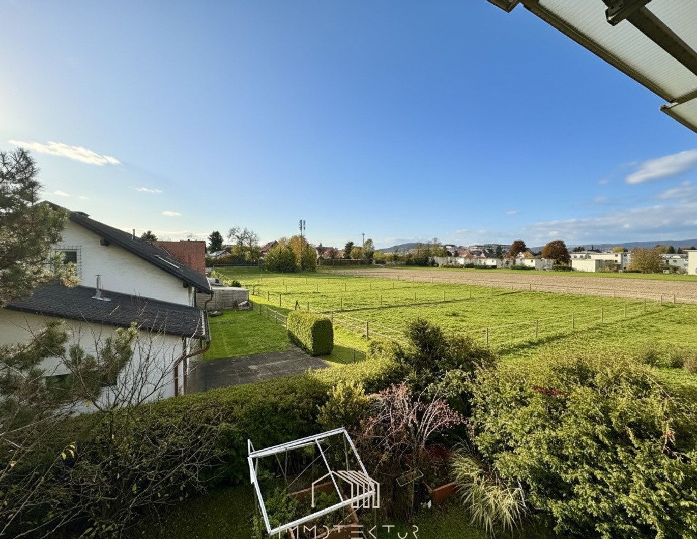 GRÜNBLICK: Sonnige 3-Zimmer-Wohnung mit Westbalkon, eigener GARAGE (!) und freiem Parkplatz