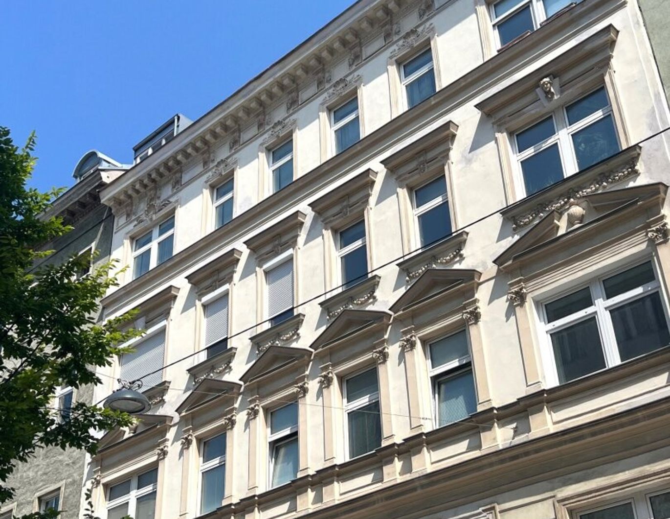 Apostelgasse - Möblierte & sanierte 2-Zimmer Altbauwohnung im Innenhof / 2. Liftstock