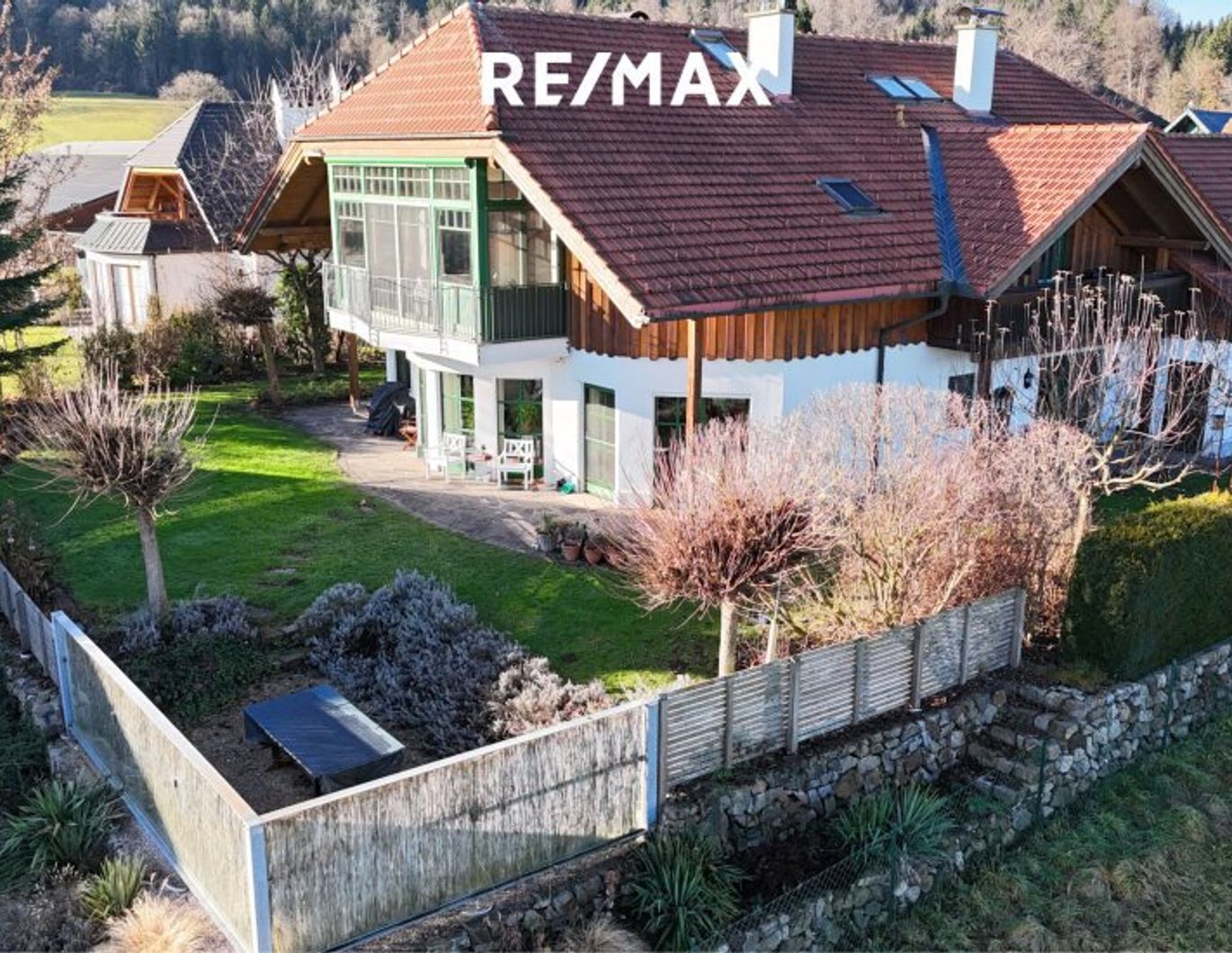 Großzügige Erdgeschoßwohnung in einer Landhausvilla mit Seeblick