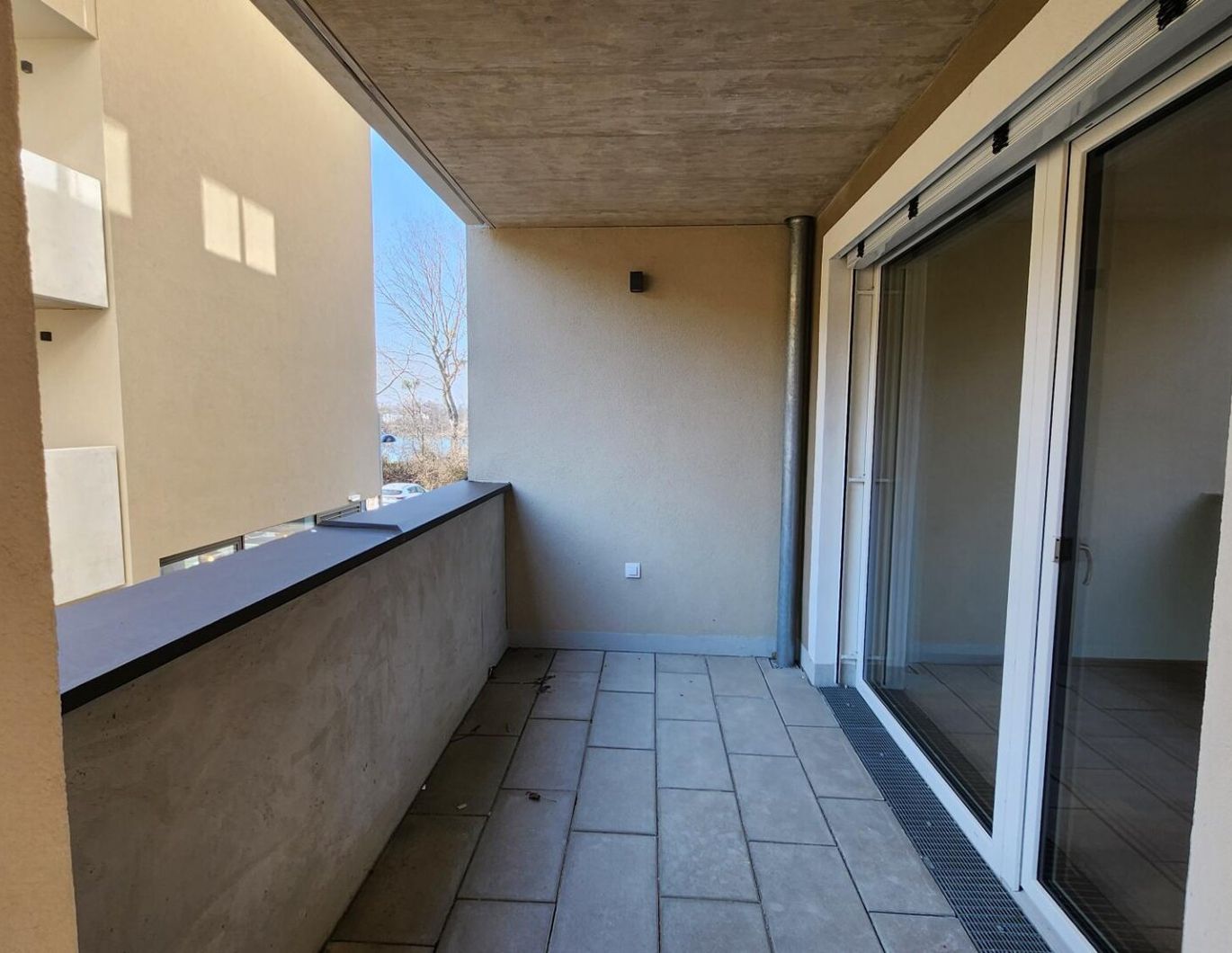 GEGENÜBER HIRSCHSTETTNER BADETEICH!