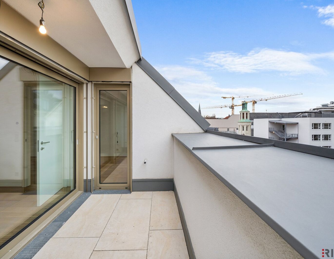 Neue Dachgeschoss Loggiawohnung | 2 Minuten zur Mariahilferstr. | 7m² Loggia | 2 Minuten zur U6 und U3