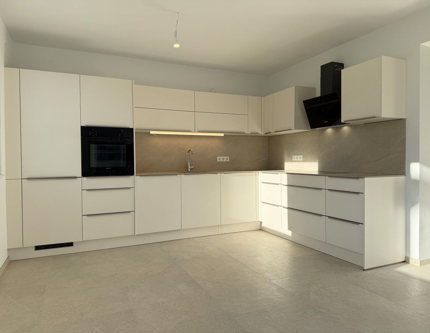 Exklusiver Erstbezug: Dachterrasse mit Wien-Blick, Stellplätze inkl. E-Lade, Garten/Terrasse u. v. m.!