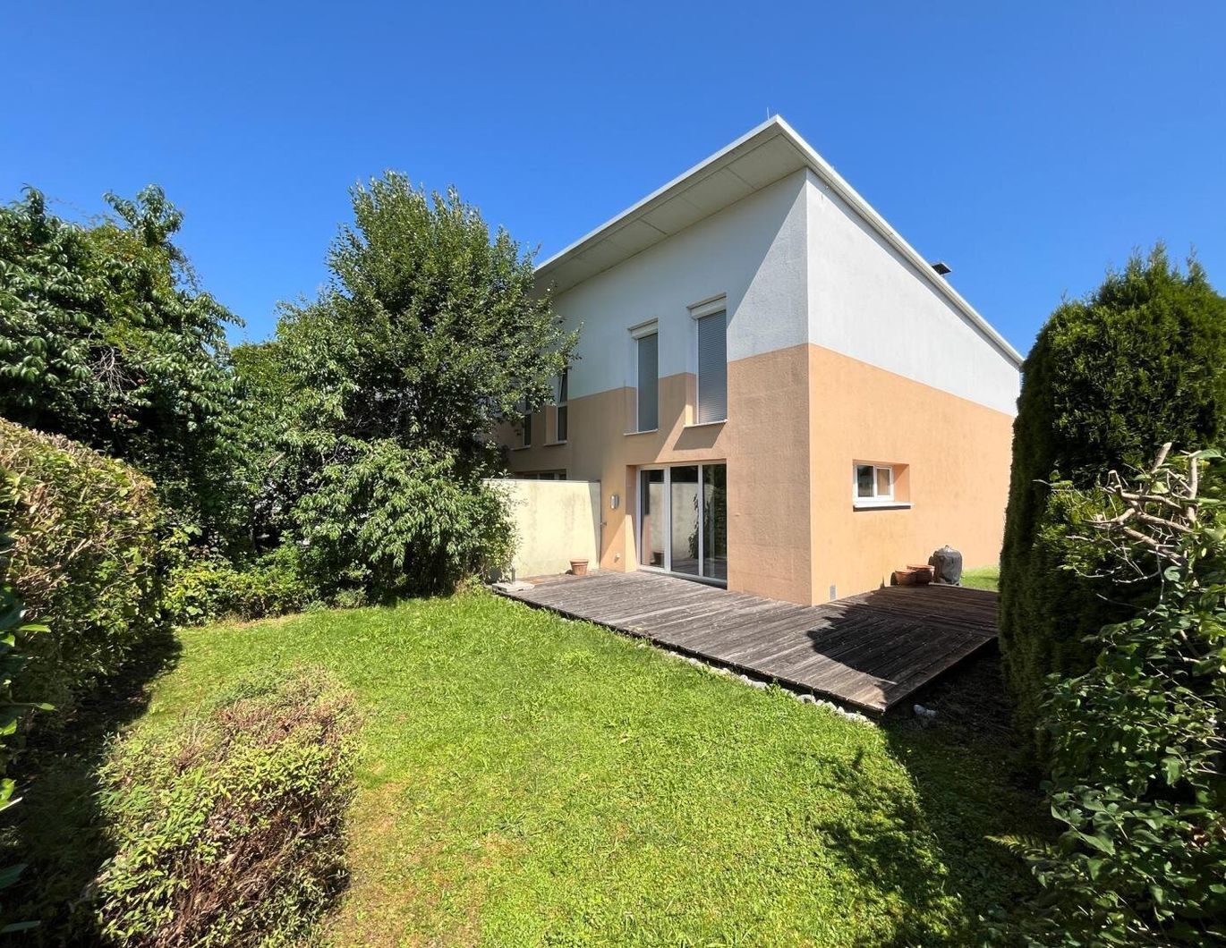 LEISTBARES ATTERSEEFEELING! Passiv-Eckreihenhaus mit sonnigem Eigengarten, Einzelgarage und Parkplatz im Zentrum von Seewalchen am Attersee