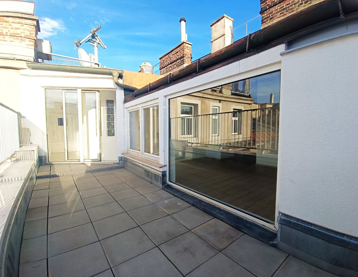 Großzügige Dachgeschoss-Wohnung mit Terrasse und Innenhoflage! Nähe Servitenviertel und U4 Friedensbrücke!