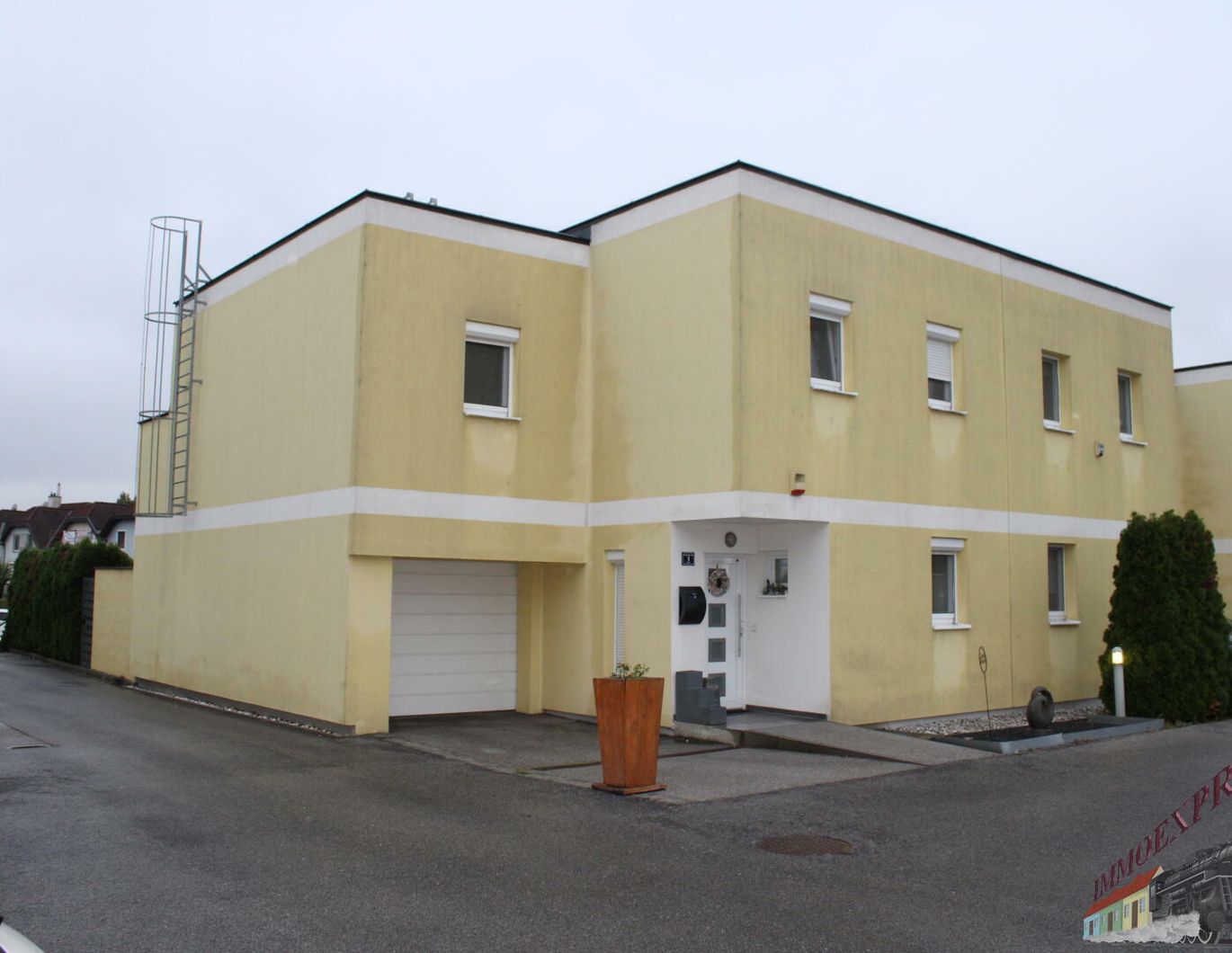 Sehr gut gelegenes Eckreihenhaus mit Garage, Garten & Pool sowie Infrarotkabine im Keller 499.000,-- Euro