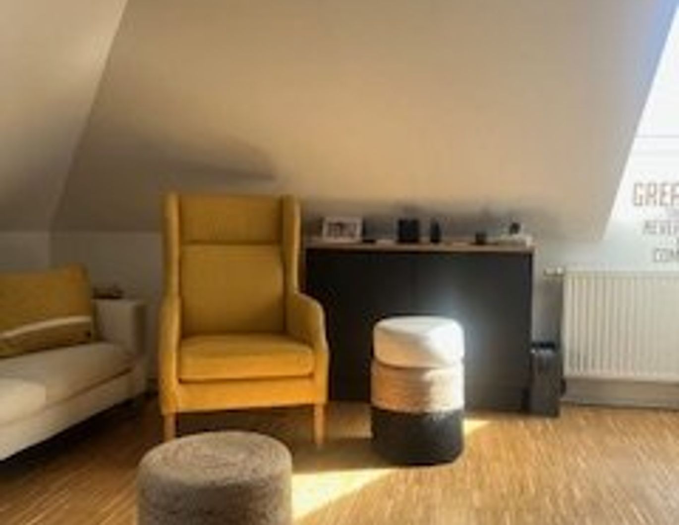 Schlossbergblick hat die wunderschöne 3-Zimmer-Dachgeschosswohnung - lichtdurchflutet, gepflegt mit Klimaanlage und Wohnküche von Tischlerhand!