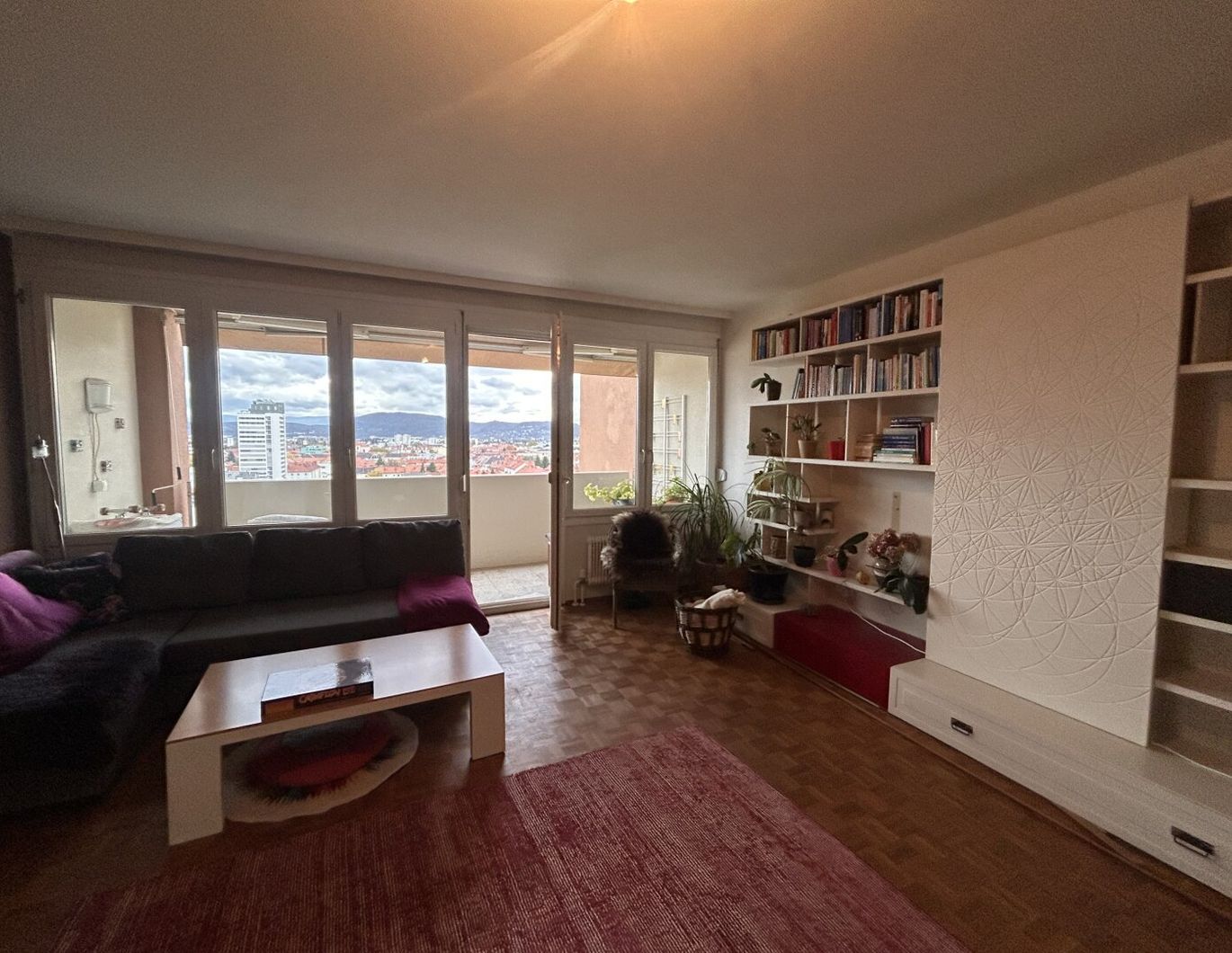 Familienwohnung oder Studenten-WG: viel Platz, toller Blick, sehr hell und sonnig, mit überdachtem Autoabstellplatz!