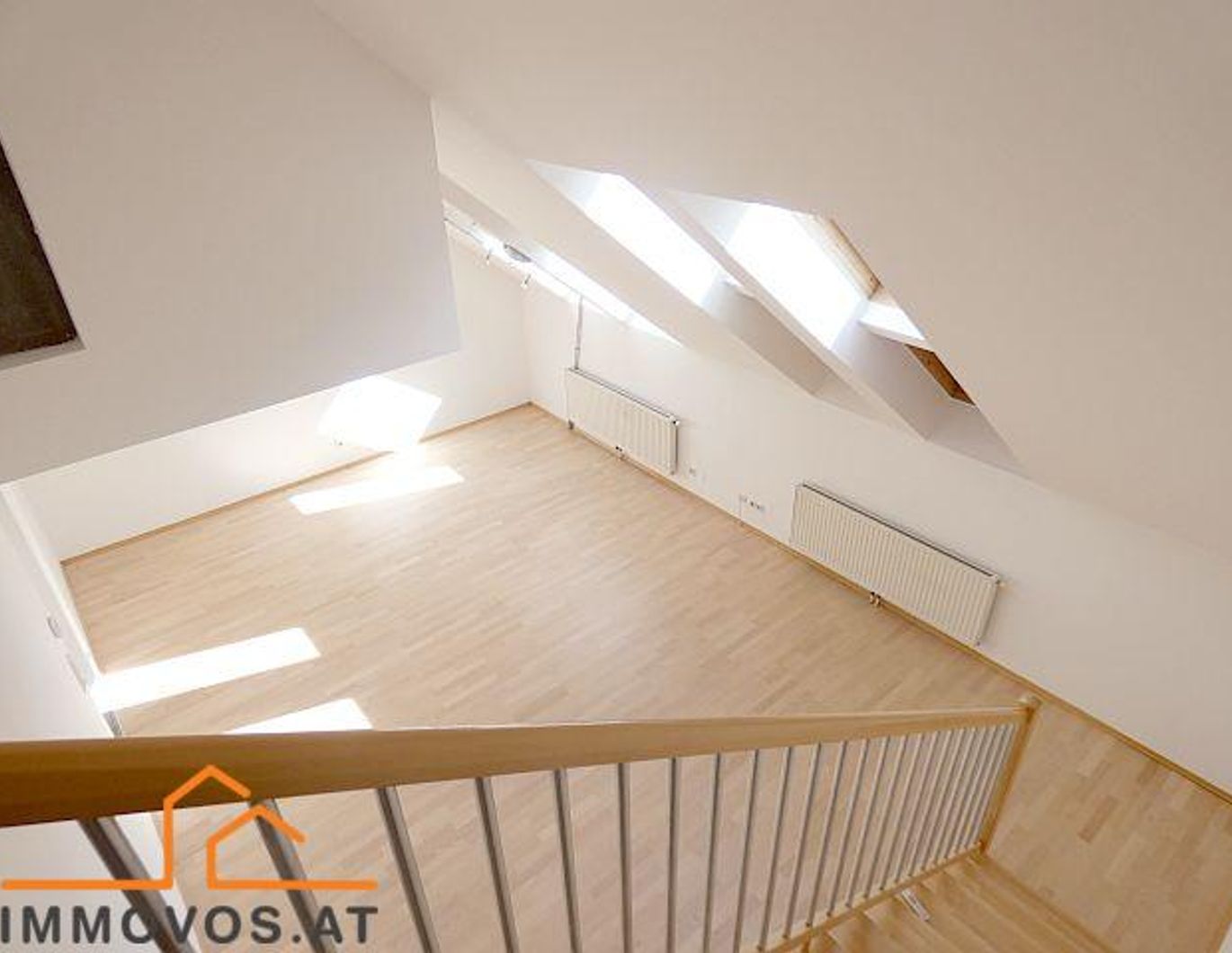 **DACHGESCHOSSMAISONETTE AUF GENERALSANIERTEM ALTHAUS. 2 BALKONE, SONNIG