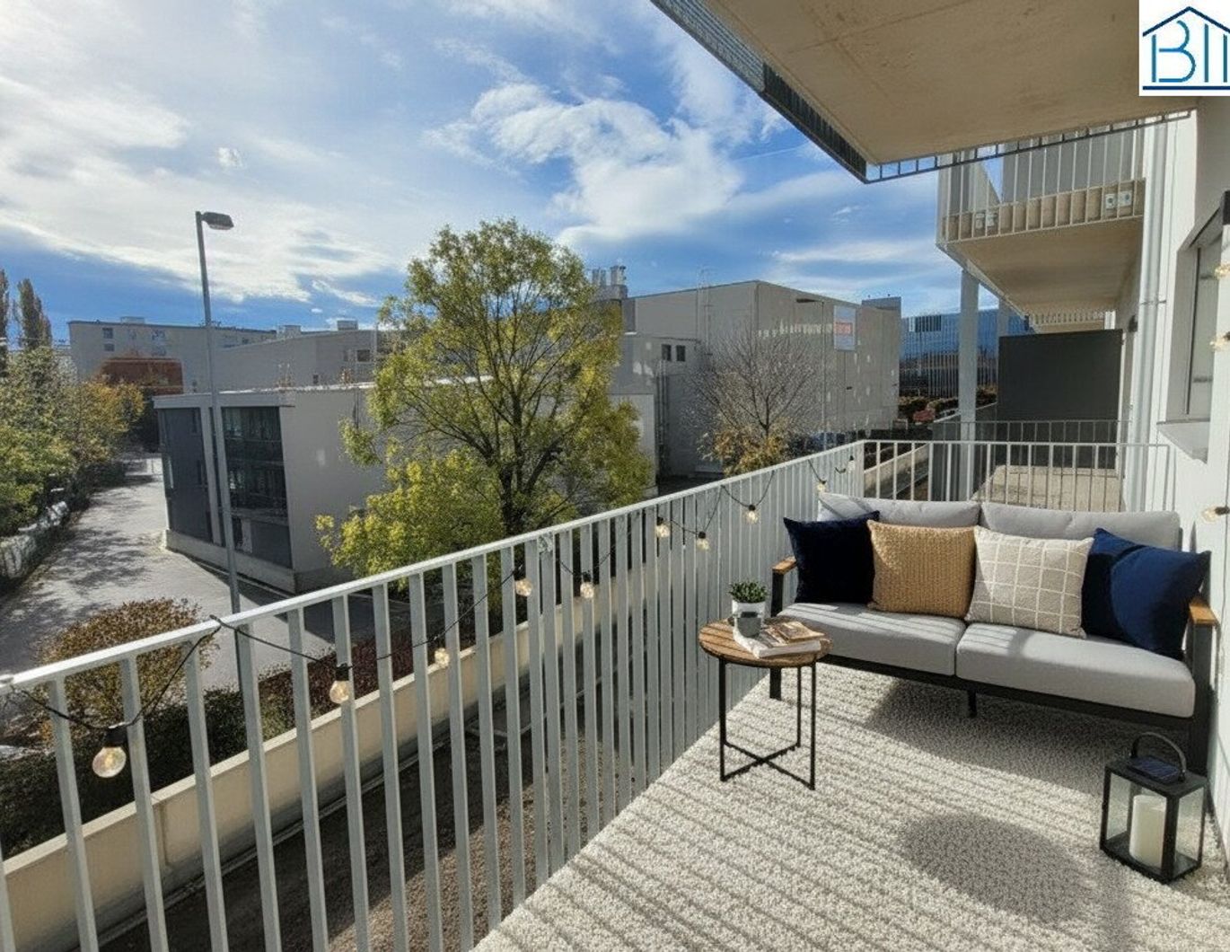 Sonniger Südbalkon mit Ausblick