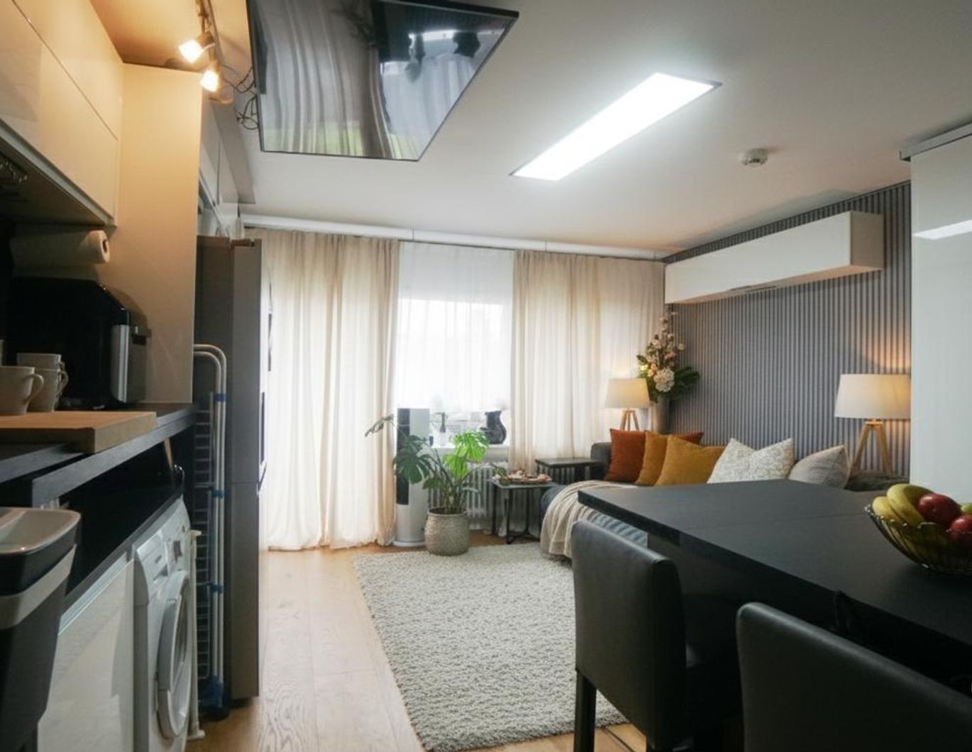 Wohnen in Top-Lage: Großzügige Großraumgarçonnière mit Balkon und Designer-Ausstattung