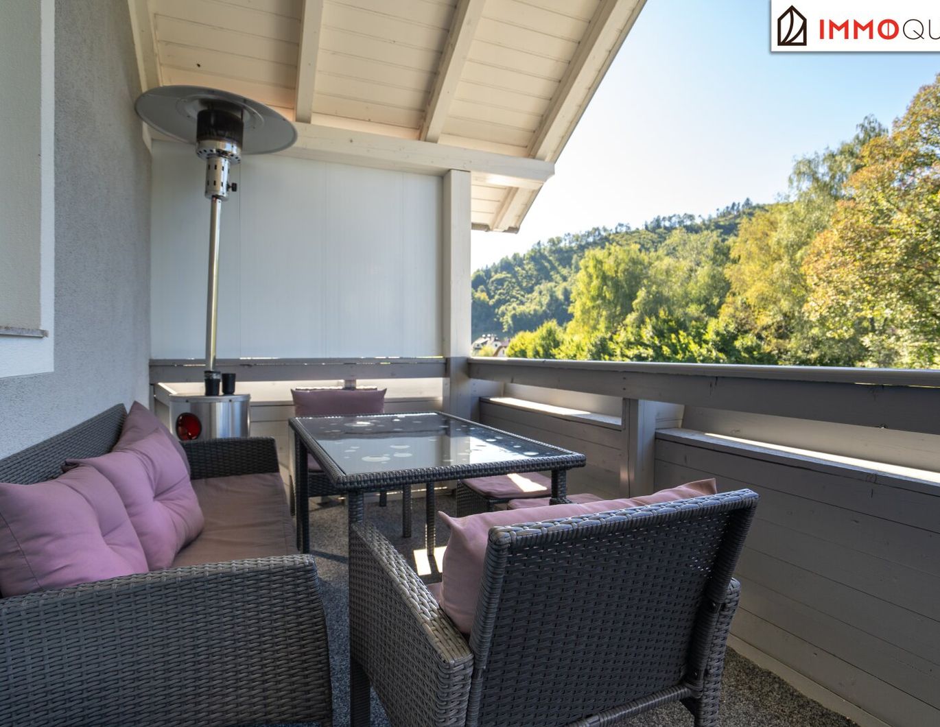 Wohnen, wo die Berge grüßen! Großzügige Dachgeschosswohnung mit Ausblick ins Grüne und 2 Schlafzimmern