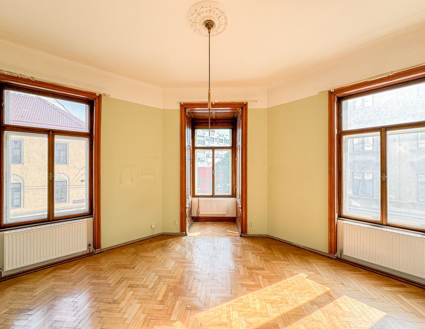 Helle Altbauwohnung mit Erkerzimmer im 18. Bezirk - Renovierungsbedarf mit Potenzial