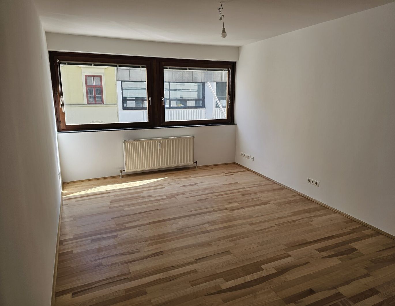 Einzugsbereite Wohnung mit ruhigem hofseitigen Schlafzimmer nähe Bennoplatz, freundliche offene Wohnküche