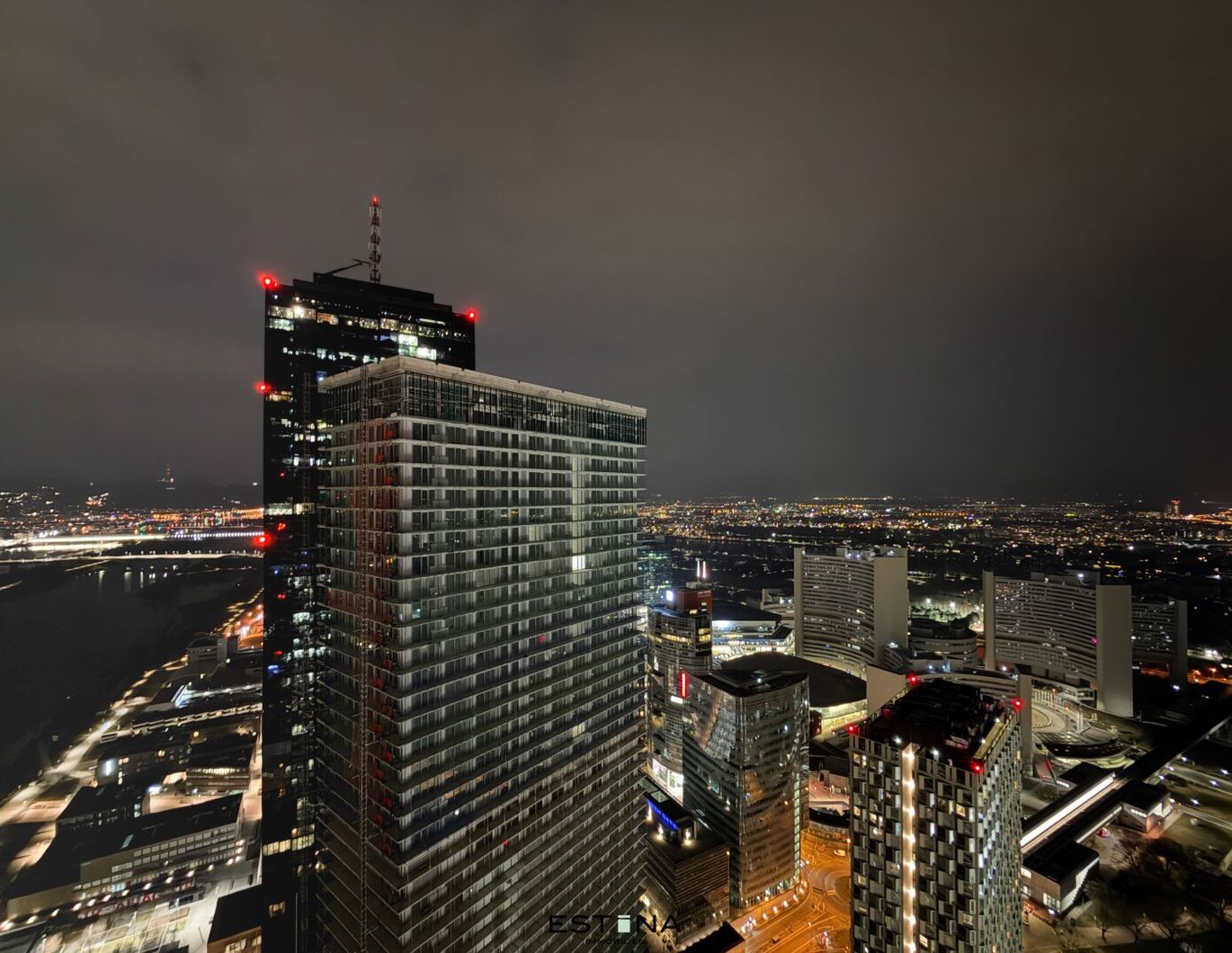 DC2 - Architektonische Klarheit trifft auf umlaufende Loggia und grenzenlosen Ausblick