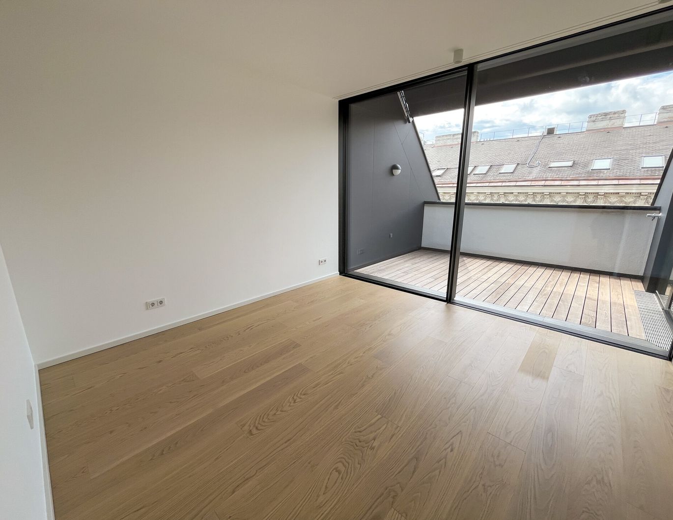 Erstbezug nach Sanierung - 3 Zimmer Dachgeschoßwohnung mit Terrasse in 1010 Wien!