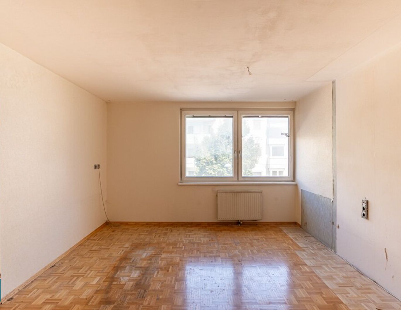 RENOVIERUNGSBEDÜRFTIGE 3 - ZIMMER WOHNUNG / NÄHE EINKAUFSZENTRUM RIVERSIDE