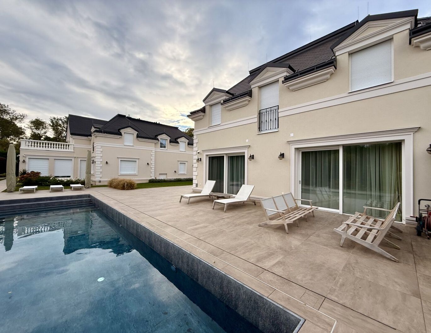 VILLA mit GÄSTHAUS in Fontana!