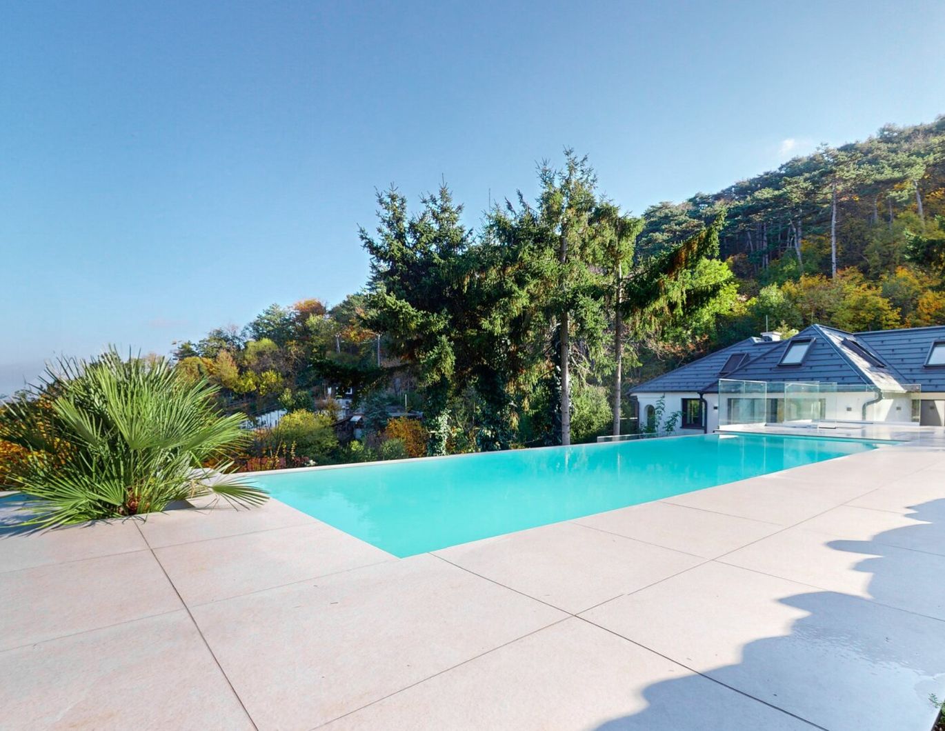 EINZIGARTIGE VILLA MIT INFINITY-POOL & BLICK ÜBER DIE DONAU
