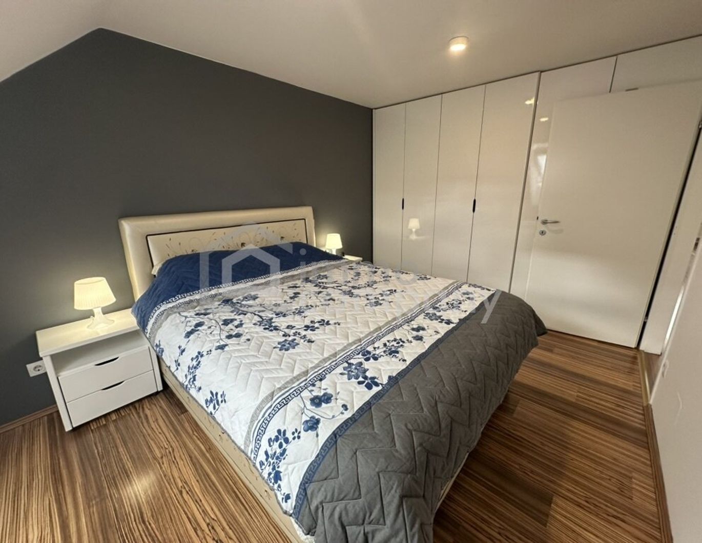 Dachgeschosswohnung in 1040 Wien - modern, geräumig, mit Balkon!