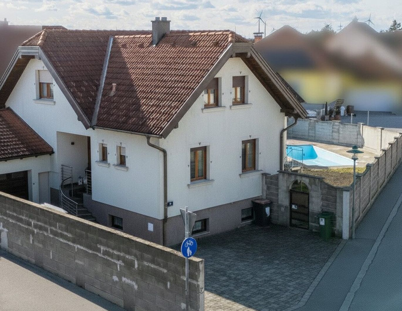 großzügiges, modernisiertes Einfamilienhaus mit Swimming Pool, Keller & Garage in Bruck an der Leitha
