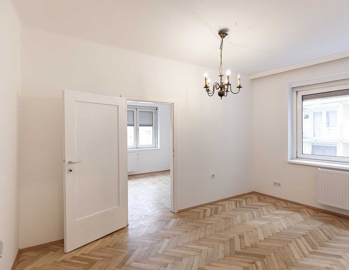 HELLE & RUHIGE 68 m² WOHLFÜHLWOHNUNG / NEU RENOVIERT / 3 Zimmer / 4. OG / Lift / 1 PKW-Freistellplatz