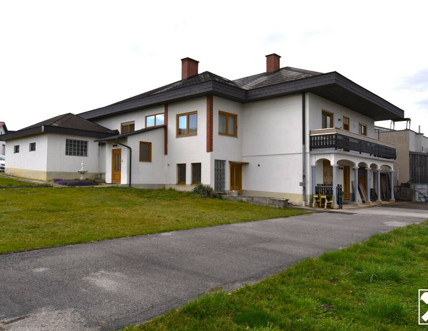 AUSBAUFÄHIGES HAUS MIT GROSSEM GRUNDSTÜCK