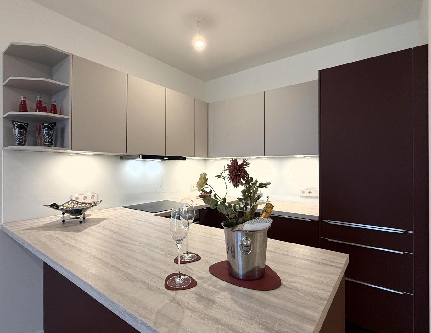 Kleine Perle im ultramodernen Wohnhaus mit Pool am Dach zu mieten // Small gem in an ultra-modern apartm. building with pool on the roof for rent //