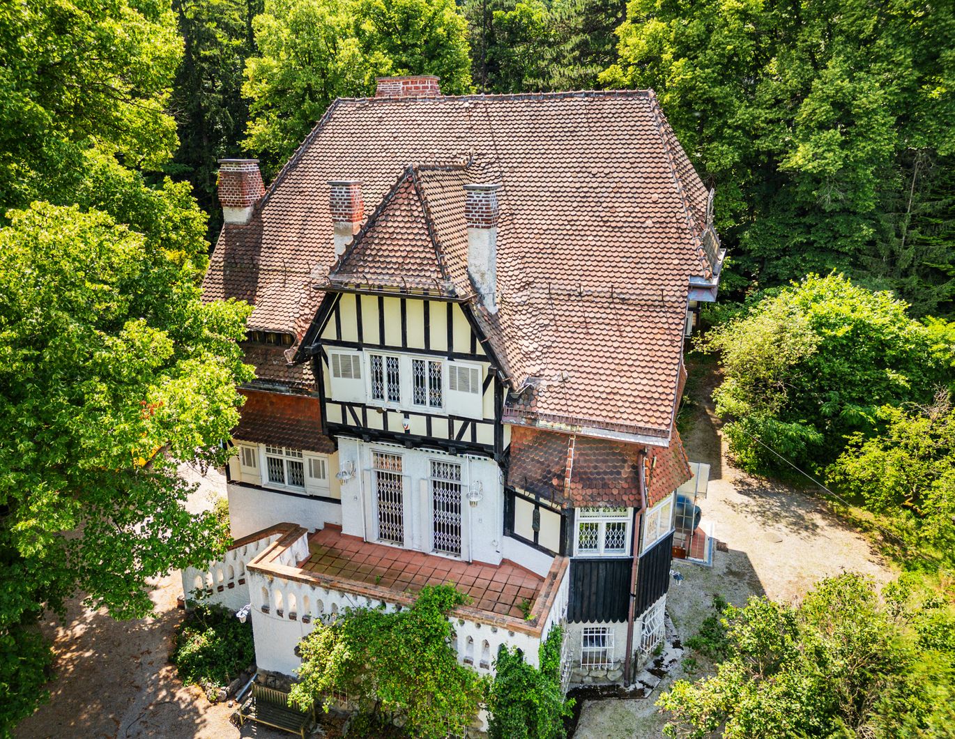 Einzigartiges Ensemble in privatem Park