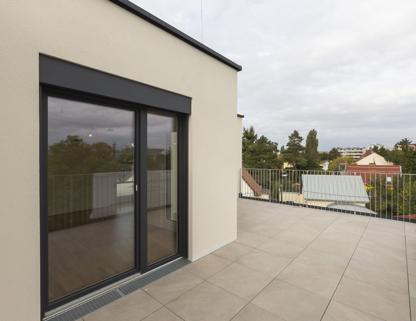 Dachgeschoss-Wohnung mit Klimaanlage und großzügigen Freiflächen, Einbauküche inklusive!