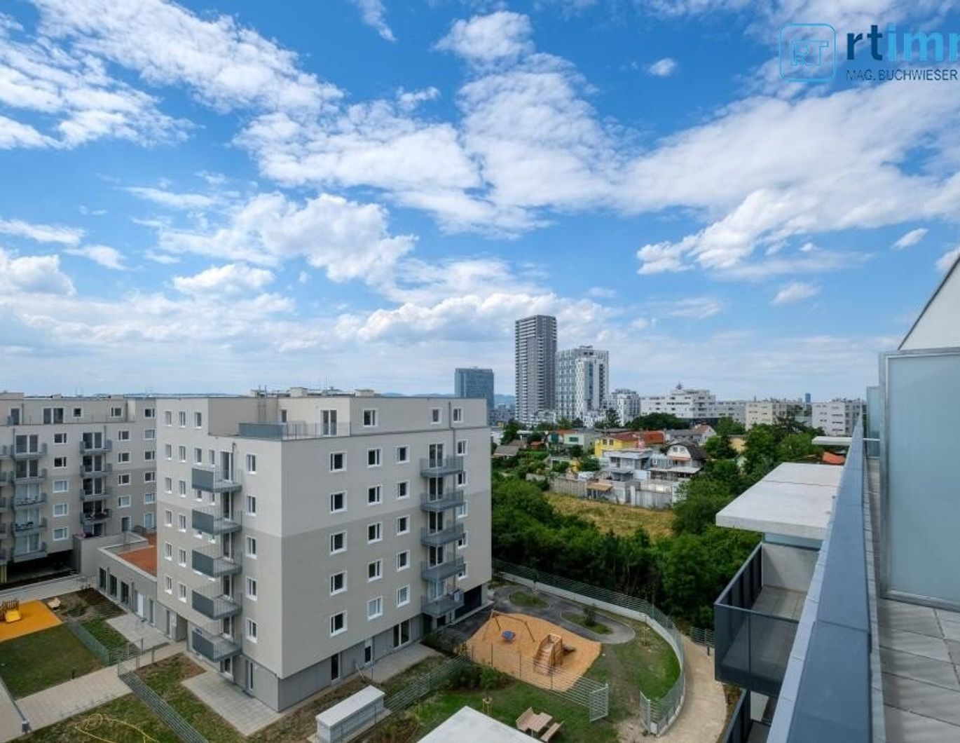 NEUWERTIGE DACHGESCHOSSWOHNUNG MIT GROSSER TERRASSE + GARAGENPLATZ + AIRCONDITION - U1 NÄHE