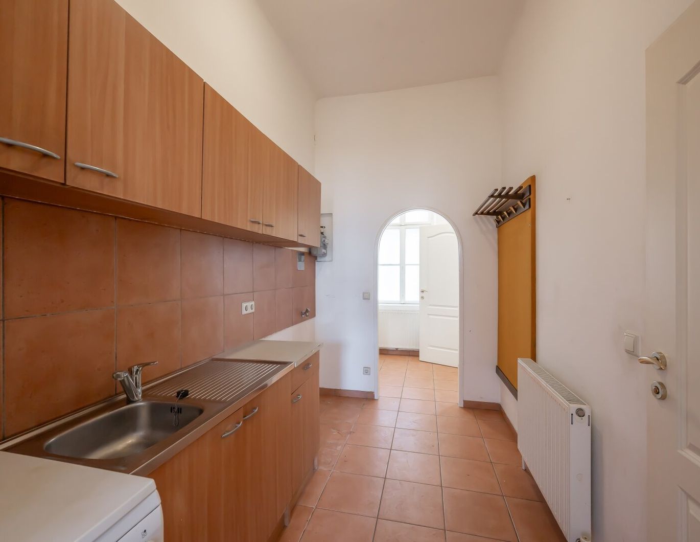 ++KLNB121++ Renovation Opportunity: Well-Located 2-Room Apartment with Airbnb Potential