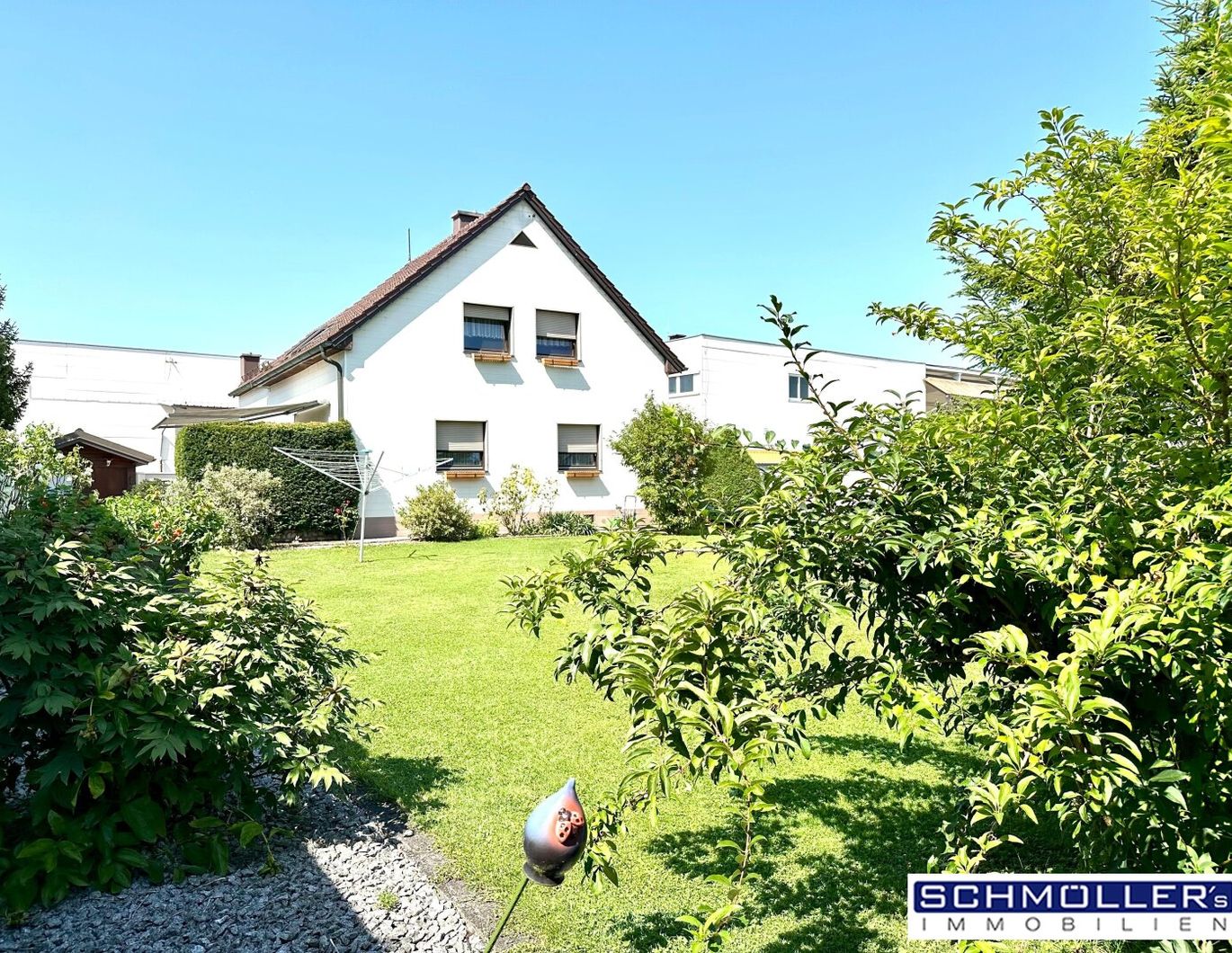 Ein- oder Zweifamilienhaus mit kleinem Pool und großem Garten