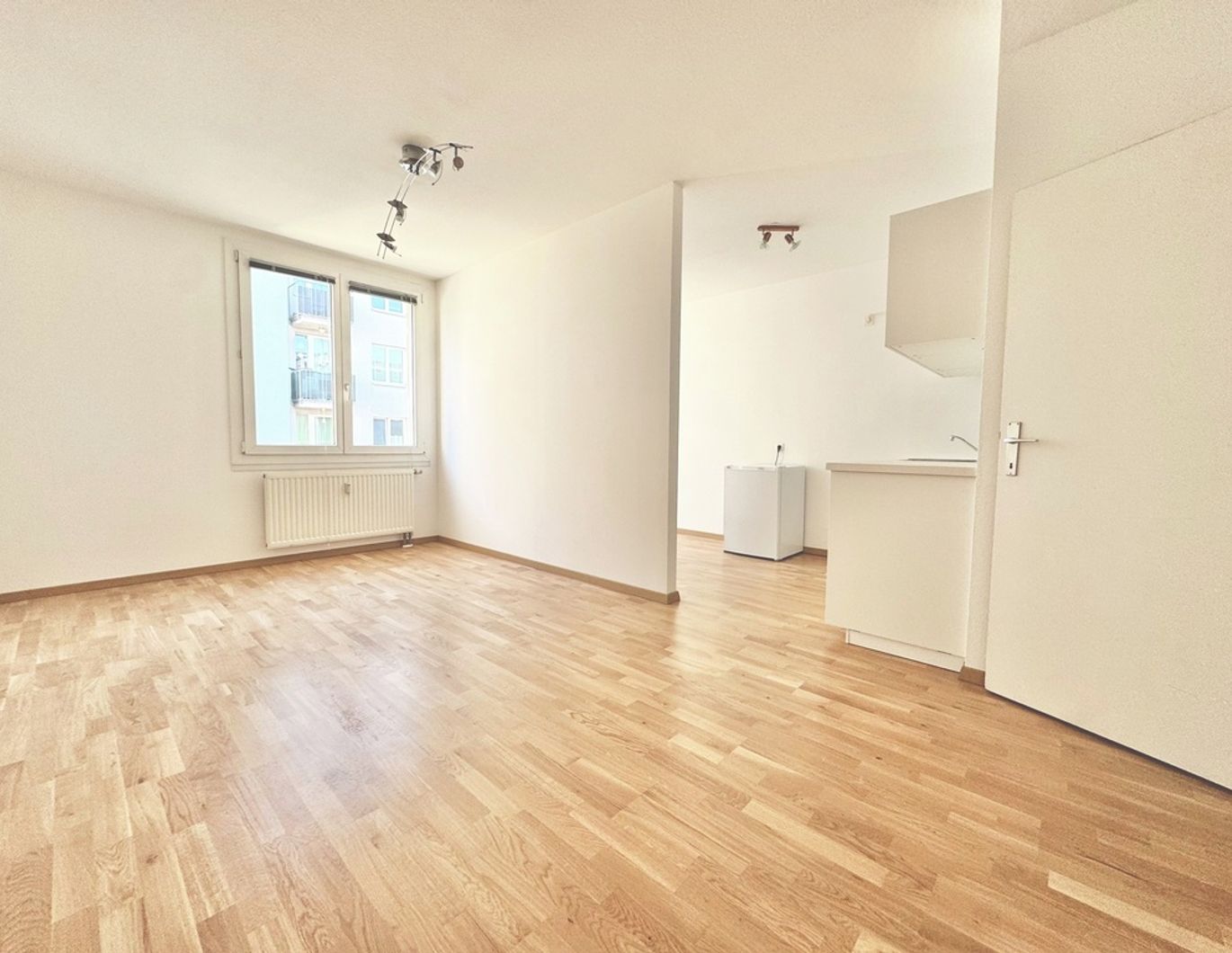 TOPLAGE - NÄHE DONAUZENTRUM | HELLE SINGLE-WOHNUNG | U-BAHN-NÄHE