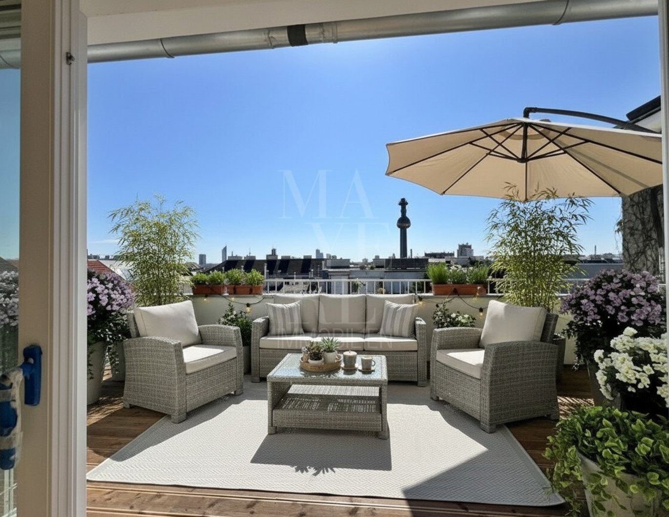 ERSTBEZUG! helle, klimatisierte Dachgeschoßwohnung mit großer Terrasse und Fernblick!