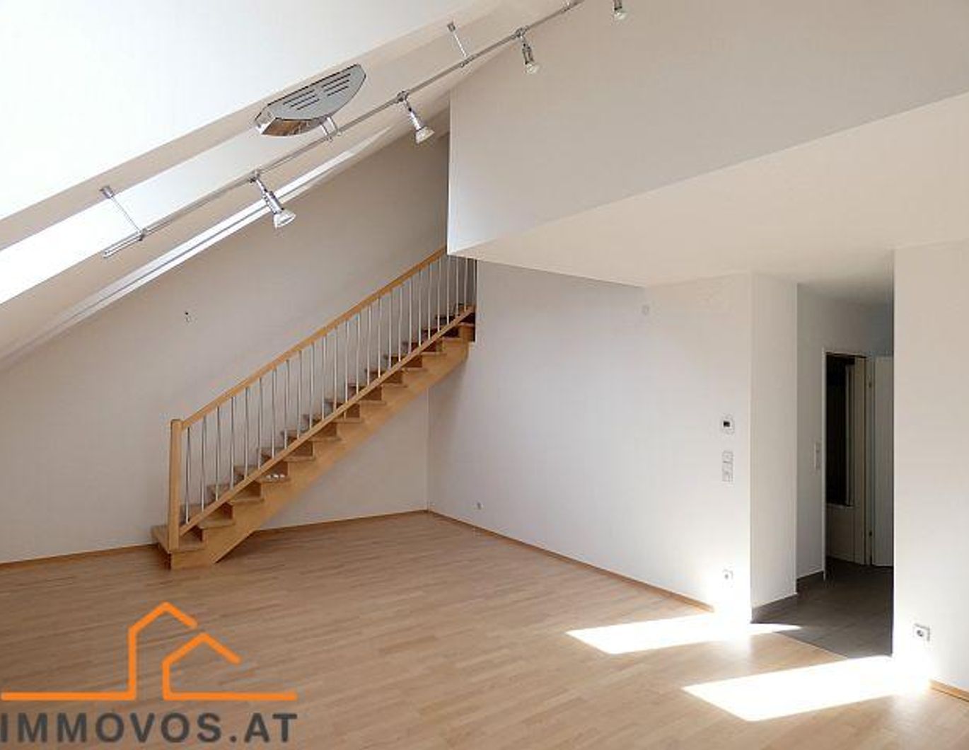 **DACHGESCHOSSMAISONETTE AUF GENERALSANIERTEM ALTHAUS. 2 BALKONE, SONNIG