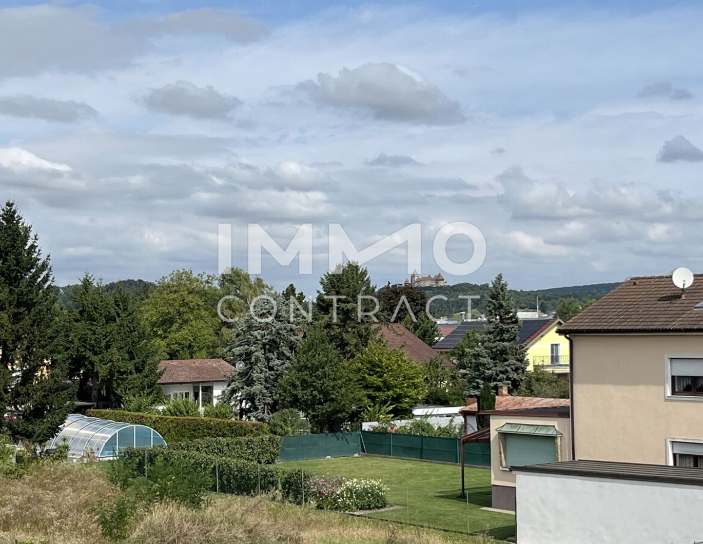Ein Haus mit Blick zur Burg Kreuzenstein