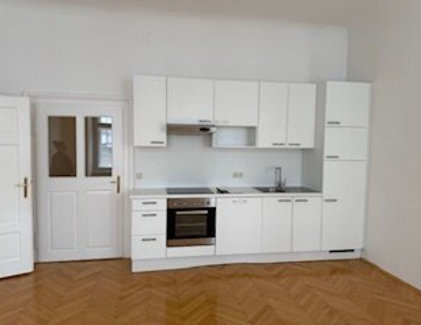 Gemütliche, lichtdurchflutete 2-Zimmer-Wohnung: Schlafzimmer, Kochen/Essen/Wohnen, Balkonbereich auf Allgemeinfläche und Hofmitbenützung