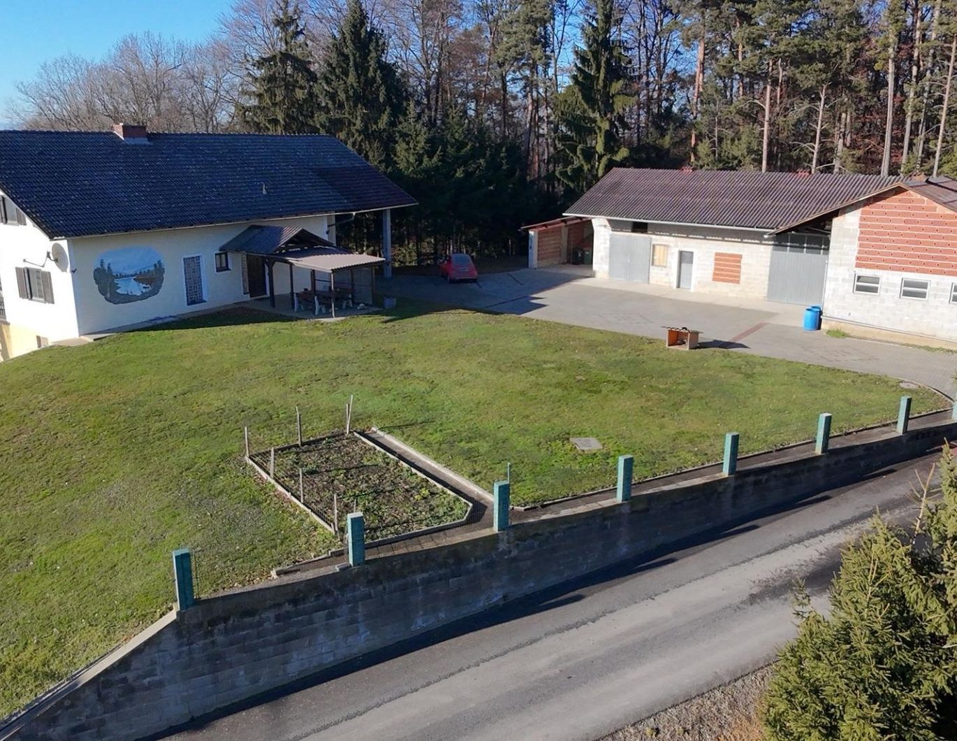 Wohnhaus mit Nebengebäude und 2 ha Grund - Nähe Gnas