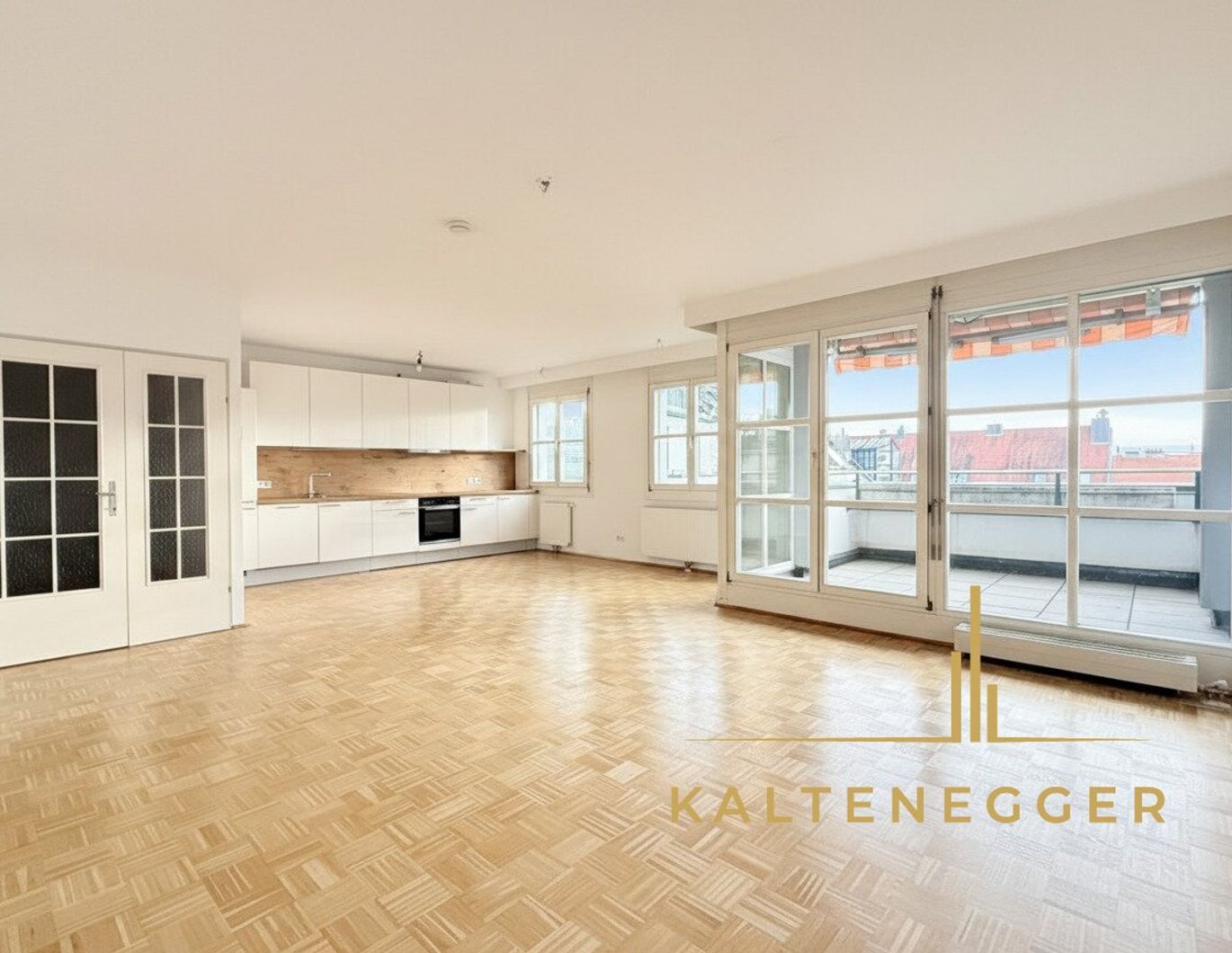 Helle, ruhige 120 m² Wohnung mit Loggia - im 3. Stock zum begrünten Innenhof hin