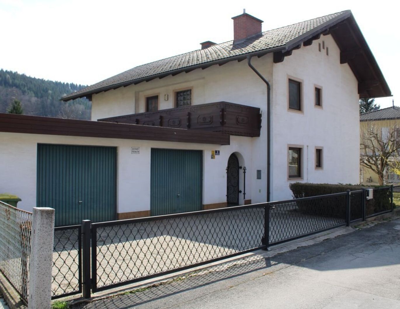 Großzügiges Ein- / Zweifamilienhaus in Top Zustand mit Terrasse, 2 Balkonen und 2 Garagen