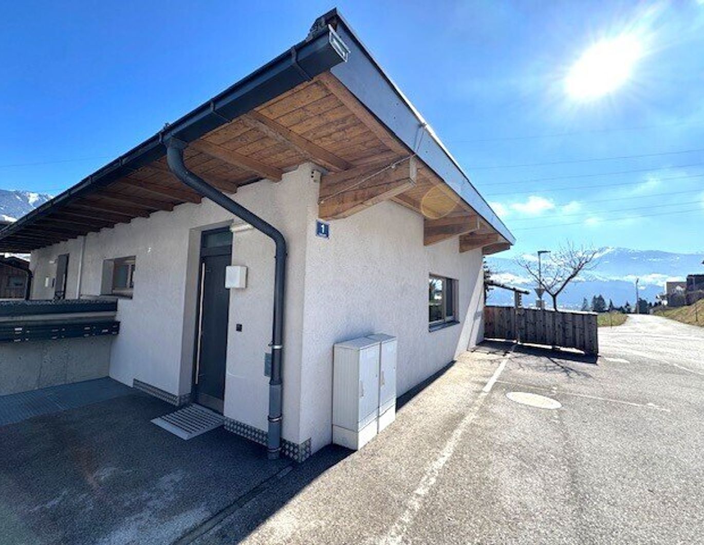 Stilvolle 2-Zimmer-Wohnung mit Westterrasse und kleinem Garten - wie ein kleiner Bungalow