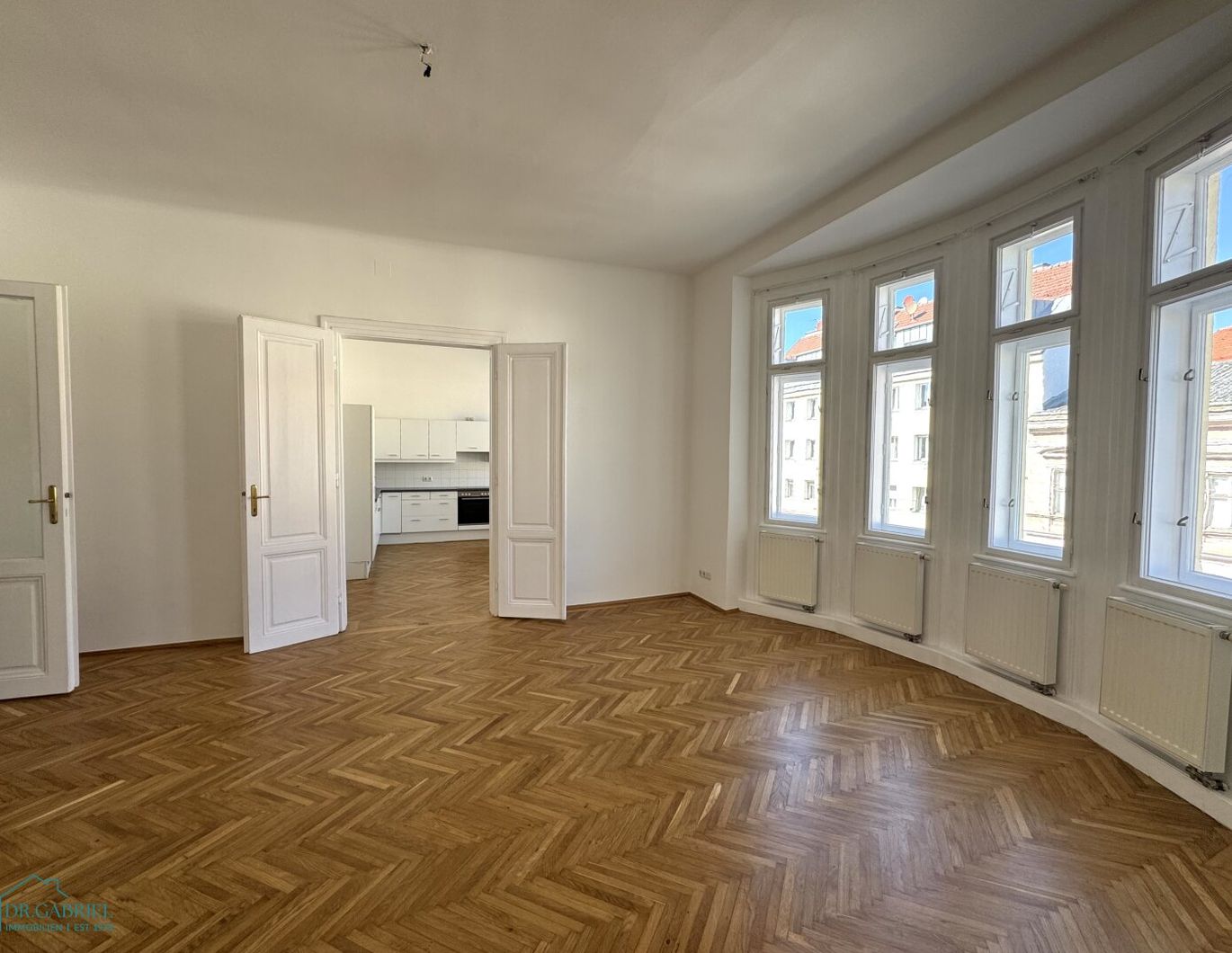 SCHÖNE ALTBAUWOHNUNG