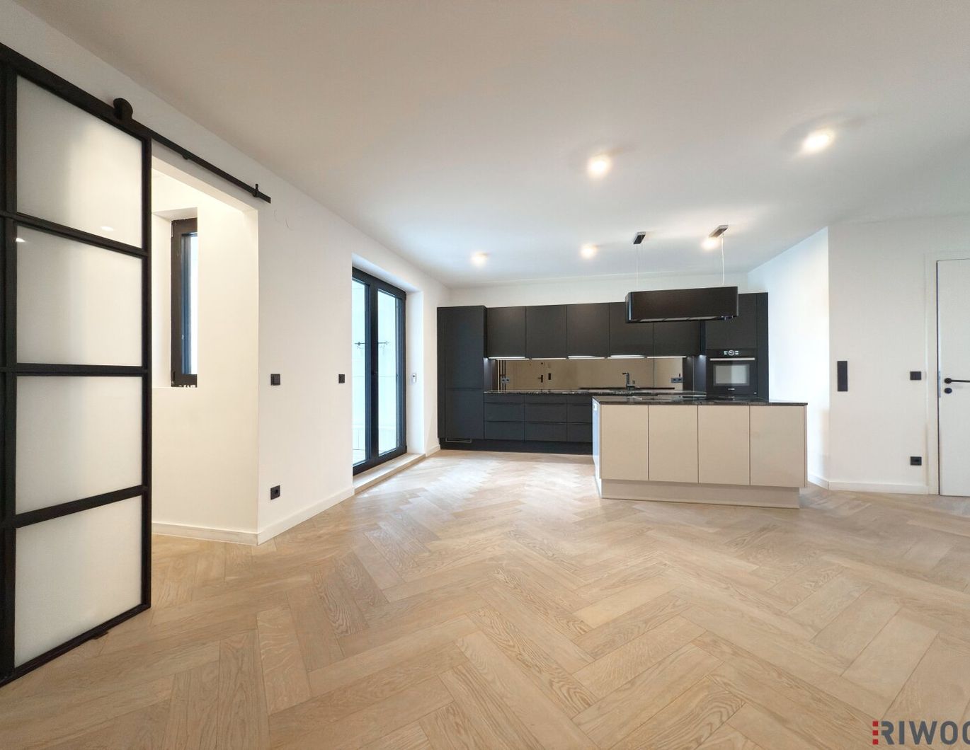 Altbau-Chic im Dachgeschoss | 3-Zimmer Balkonwohnung mit Klimaanlage und Fußbodenheizung