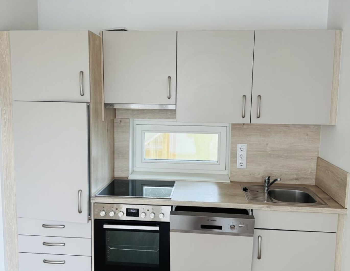 2-Zimmer-Balkonwohnung mit Weitblick im letzten Stock mit Lift und Tiefgaragenparkplatz