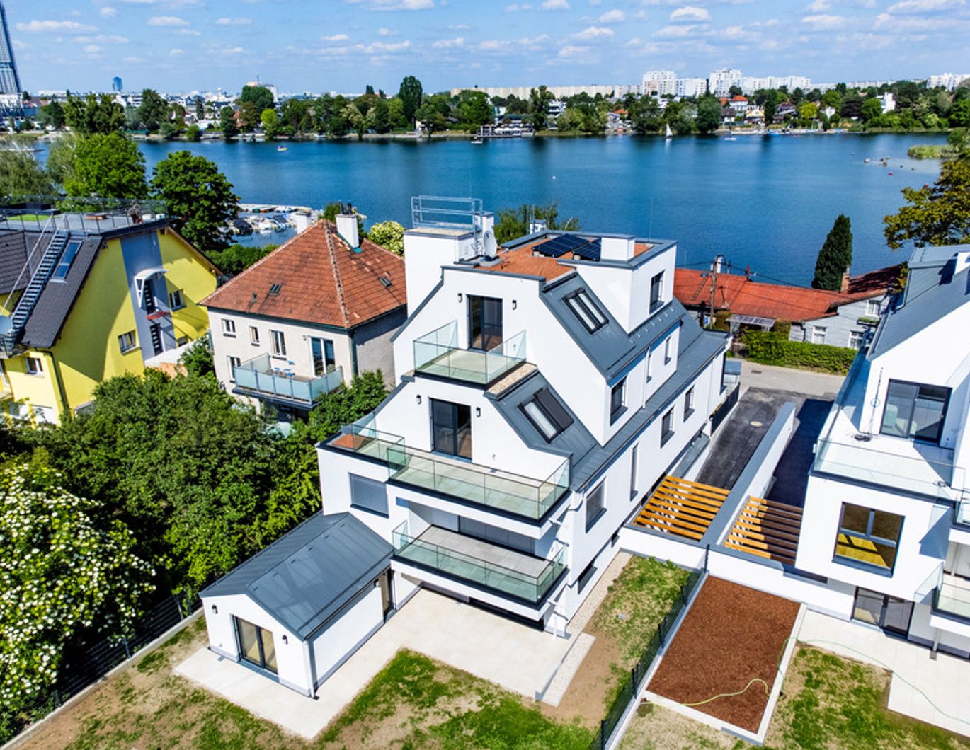 Wohnen deluxe. Prachtvolle 2-stöckige Dachgeschosswohnung mit 167 m² in absoluter Bestlage an der Alten Donau
