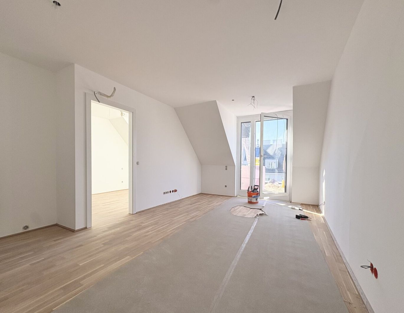 Helle 3 Zi DG Wohnung im Erstbezug - Beziehbar ab Mai