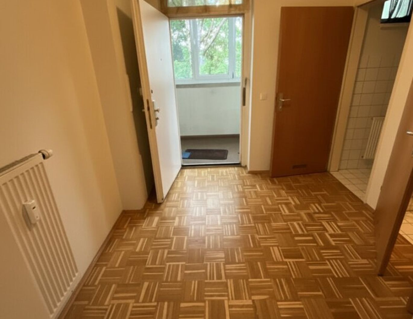 Stadtliebhaber aufgepasst: urbanes Wohnen mit Top-Infrastruktur - Balkon mit Blick ins Grüne