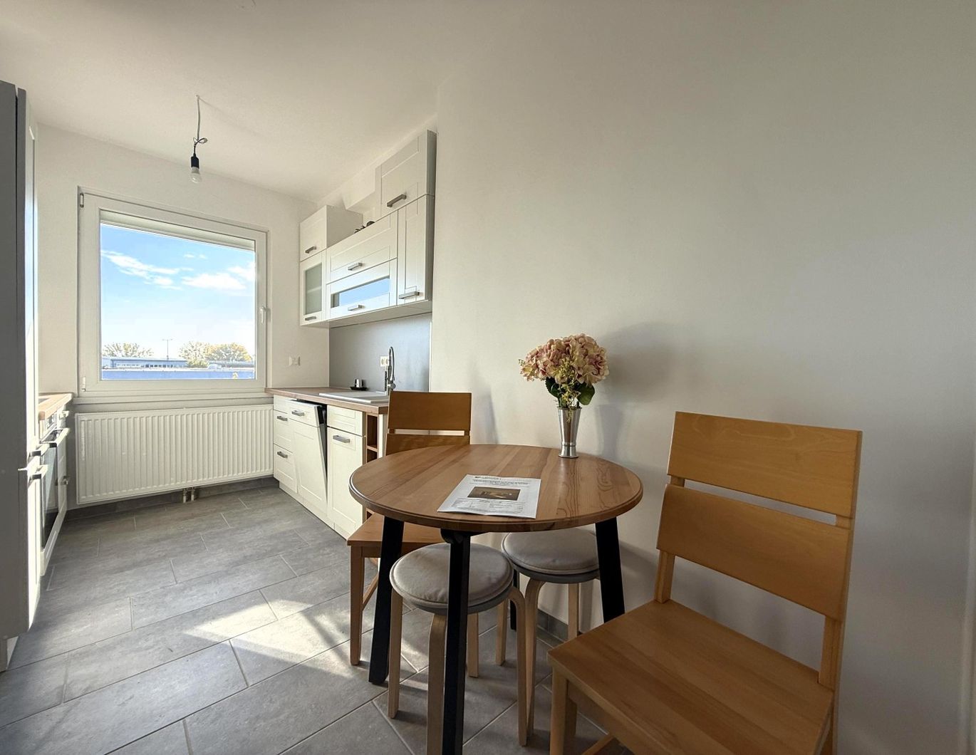 3-Zimmerwohnung befristet auf 10 Jahren im Erstbezug nach Generalsanierung // 3-room apt, lim. for 10 y rent, first occup. after complete renov. //